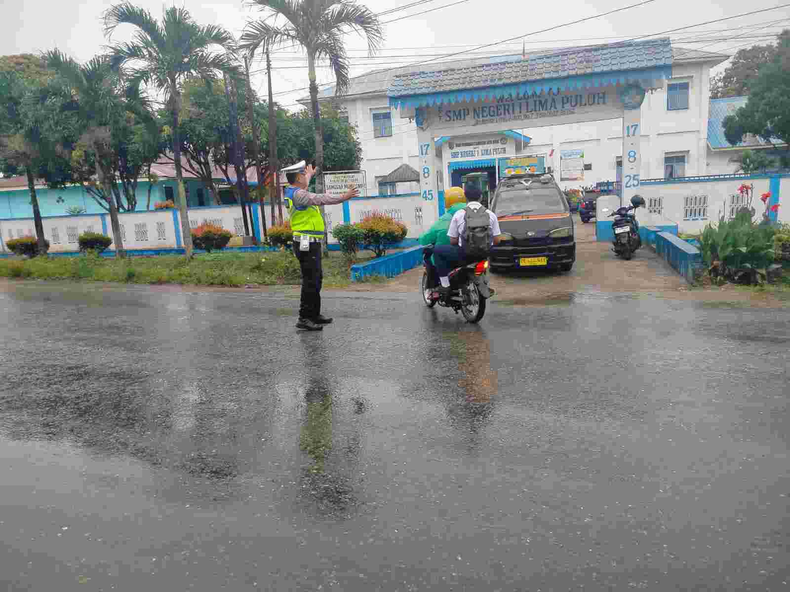 Sat Lantas Polres Batu Bara Siagakan Personel di Titik Rawan, Jamin Kelancaran Lalu Lintas dan Keselamatan Pelajar di Jam Sibuk Pagi