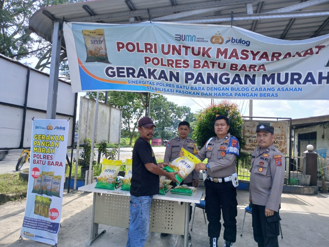 Polsek Lima Puluh Sukses Gelar Gerakan Pangan Murah Polri, Ratusan Karung Beras Ludes Terjual