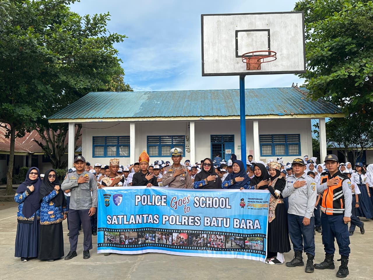 Satlantas Polres Batu Bara Gelar Police Goes To School, Kasat Lantas Jadi Inspektur Upacara di SMPN 1 Lima Puluh