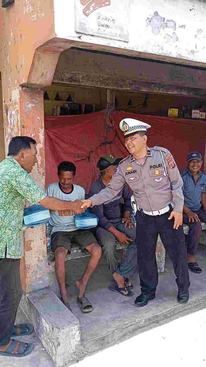 Jumat Berkah, Satlantas Polres Batu Bara Ulurkan Tangan Bagi Pekerja Jalanan