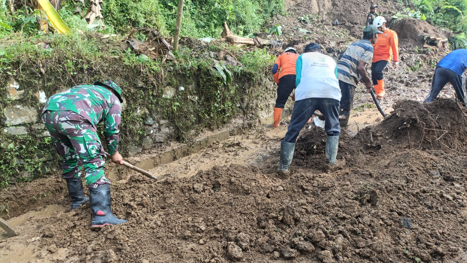Gerak Cepat Babinsa Bersama Warga Bersihkan Material Longsor, Jalan Penghubung antar Dusun Kembali Terbuka
