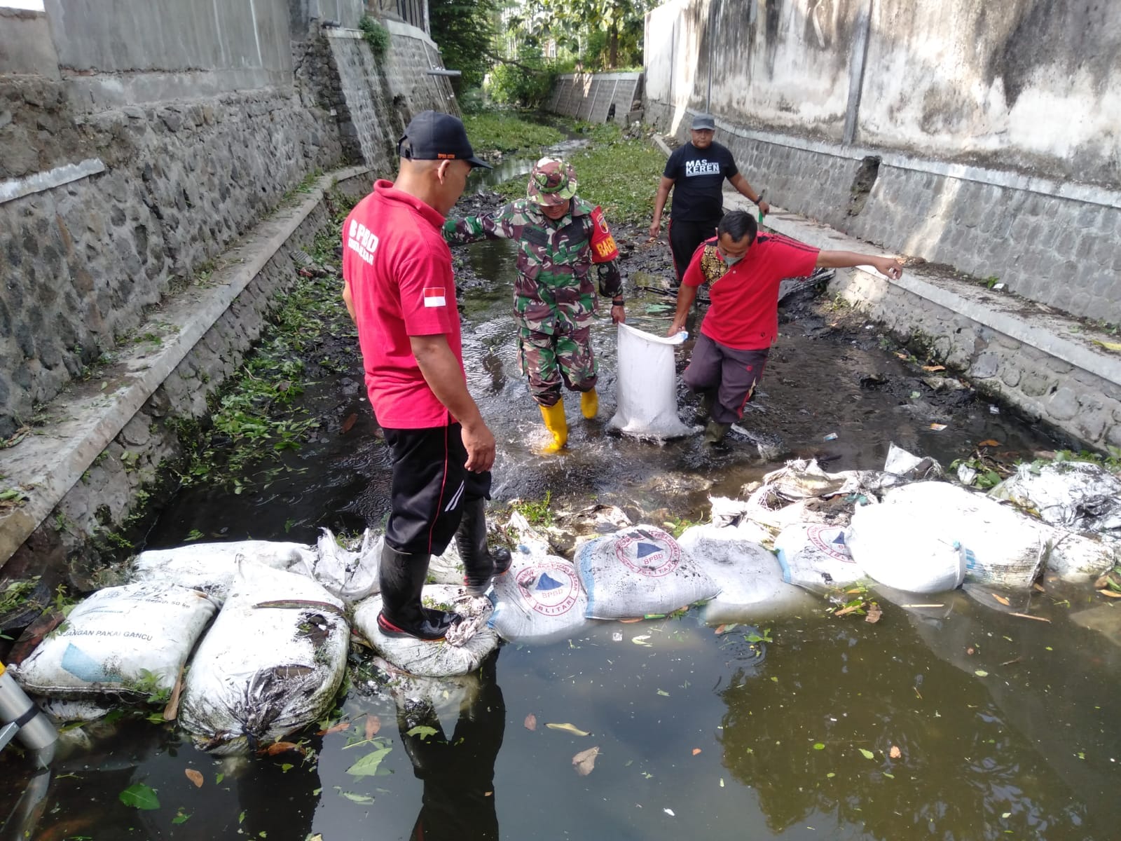Babinsa Sukorejo Gotong Royong Bersama Warga Buat Tanggul Penahan Abrasi Di Sungai Kepanjenkidul