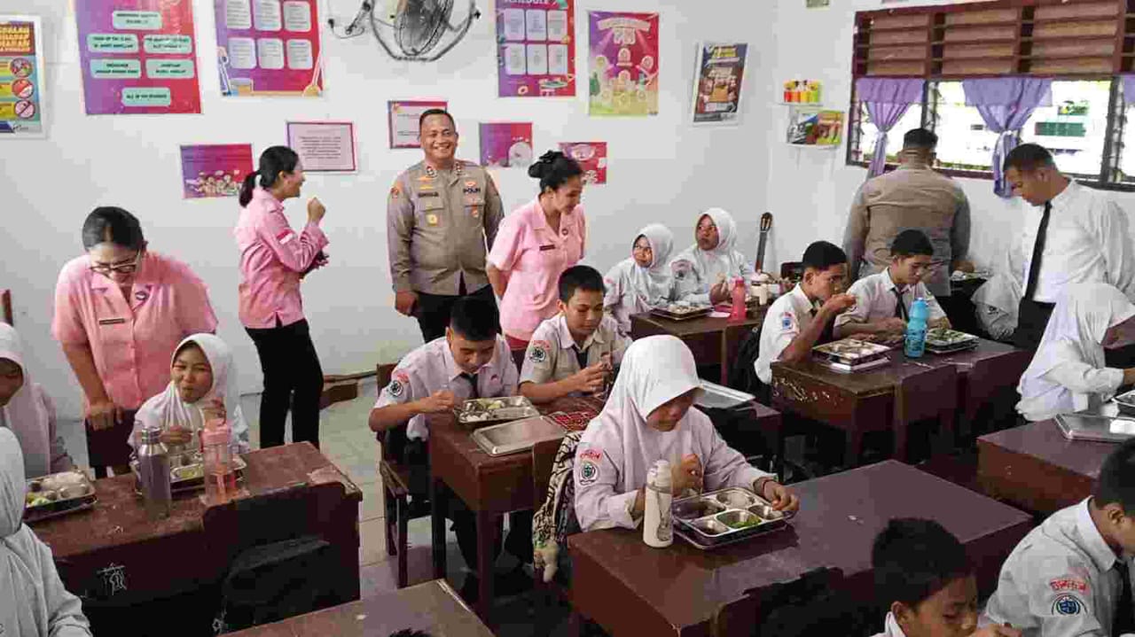 Kapolres Batu Bara Pastikan Program Makan Bergizi Gratis Tepat Sasaran, Siswa SMPN 1 Talawi Sambut Antusias