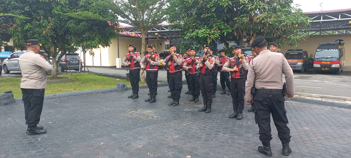Polres Batu Bara Tingkatkan Profesionalisme Anggota, Sat Samapta Gelar Latihan Baris Berbaris dengan Senjata