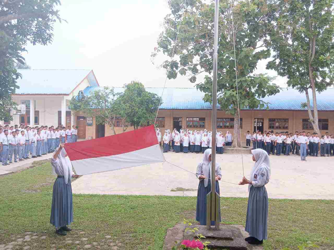 Polisi Jadi Inspirasi, Kanit Binmas Polsek Labuhan Ruku Pimpin Upacara Bendera di SMKS Citra Abdi Negoro dalam Program Police Goes To School