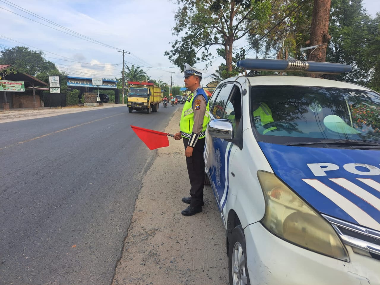 Sat Lantas Polres Batu Bara Tingkatkan Keamanan dan Ketertiban Lalu Lintas dengan Patroli “Kibas Bendera”
