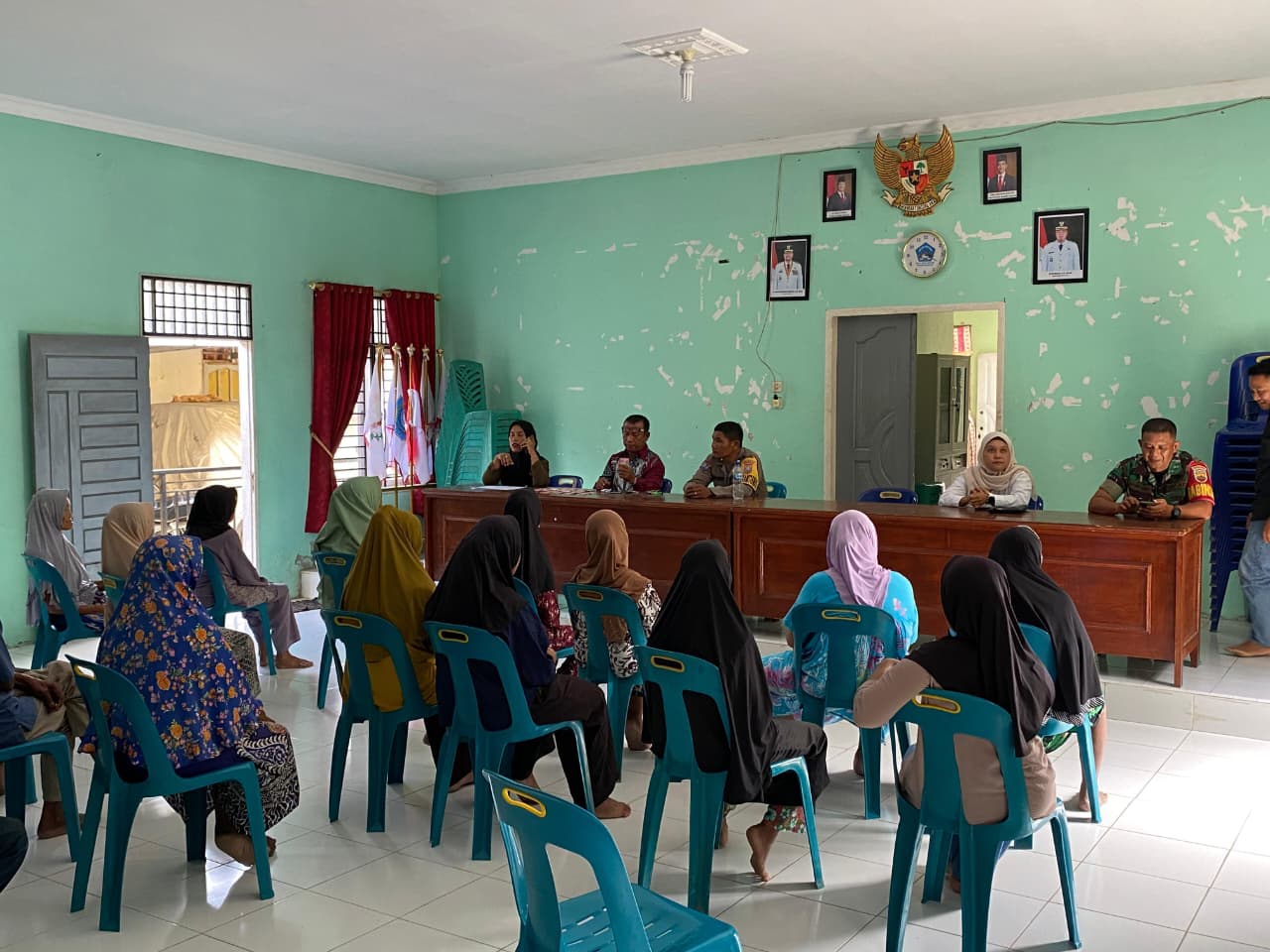 Penyaluran BLT di Desa Lubuk Besar Dikawal Ketat Bhabinkamtibmas