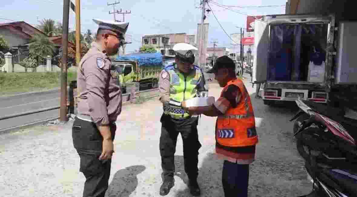 Satlantas Polres Batu Bara Berbagi Sembako di Jumat Berkah, Sentuh Masyarakat yang Membutuhkan