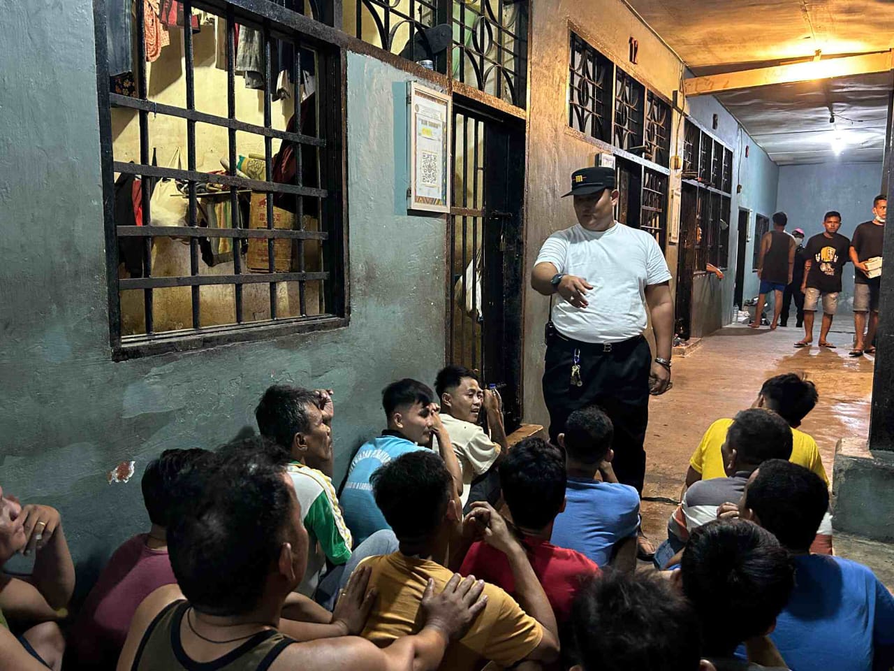 Perkuat Keamanan, Lapas Labuhan Ruku Geledah Kamar Hunian Warga Binaan