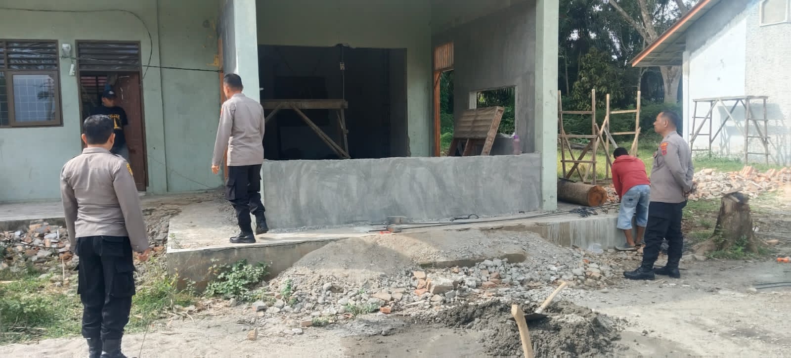 Kapolsek Lima Puluh Pantau Progres Pembangunan Gedung Polsek Baru
