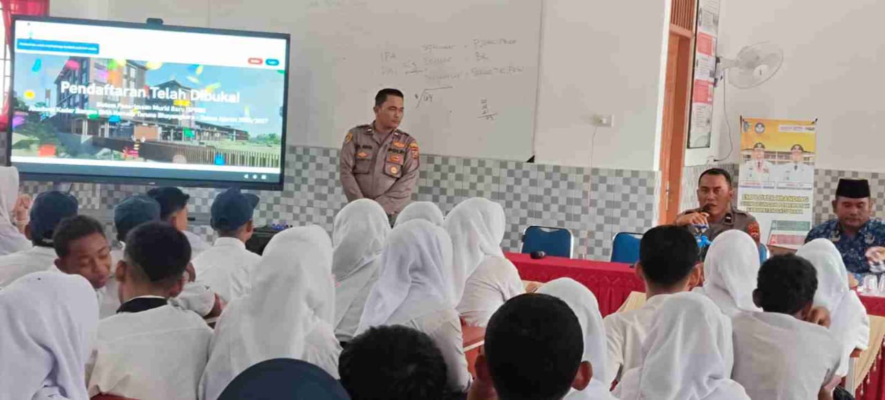 Polsek Lima Puluh Sosialisasikan SMA Kemala Taruna Bhayangkara ke Siswa SMP N 2 Lima Puluh Pesisir