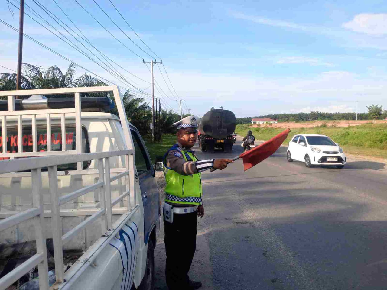 Sat Lantas Polres Batu Bara Tingkatkan Kehadiran Polisi di Jalan, Gelar Patroli “Kibas Bendera” Sore Hari