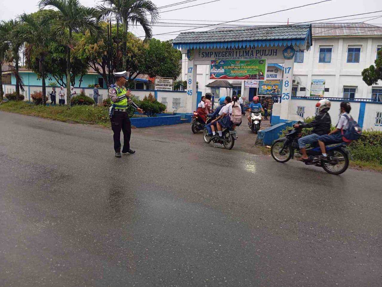 Polisi Hadir di Simpang Rawan Macet, Sat Lantas Polres Batu Bara Gencar Atur Lalu Lintas Pagi dan Ingatkan Pengendara tentang Keselamatan