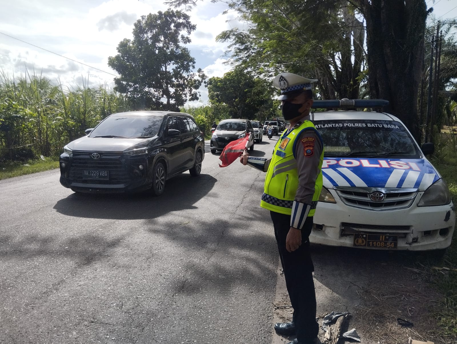 Satlantas Polres Batu Bara Tingkatkan Keamanan Jalan dengan Patroli “Kibas Bendera” dan Pengawasan Lalu Lintas