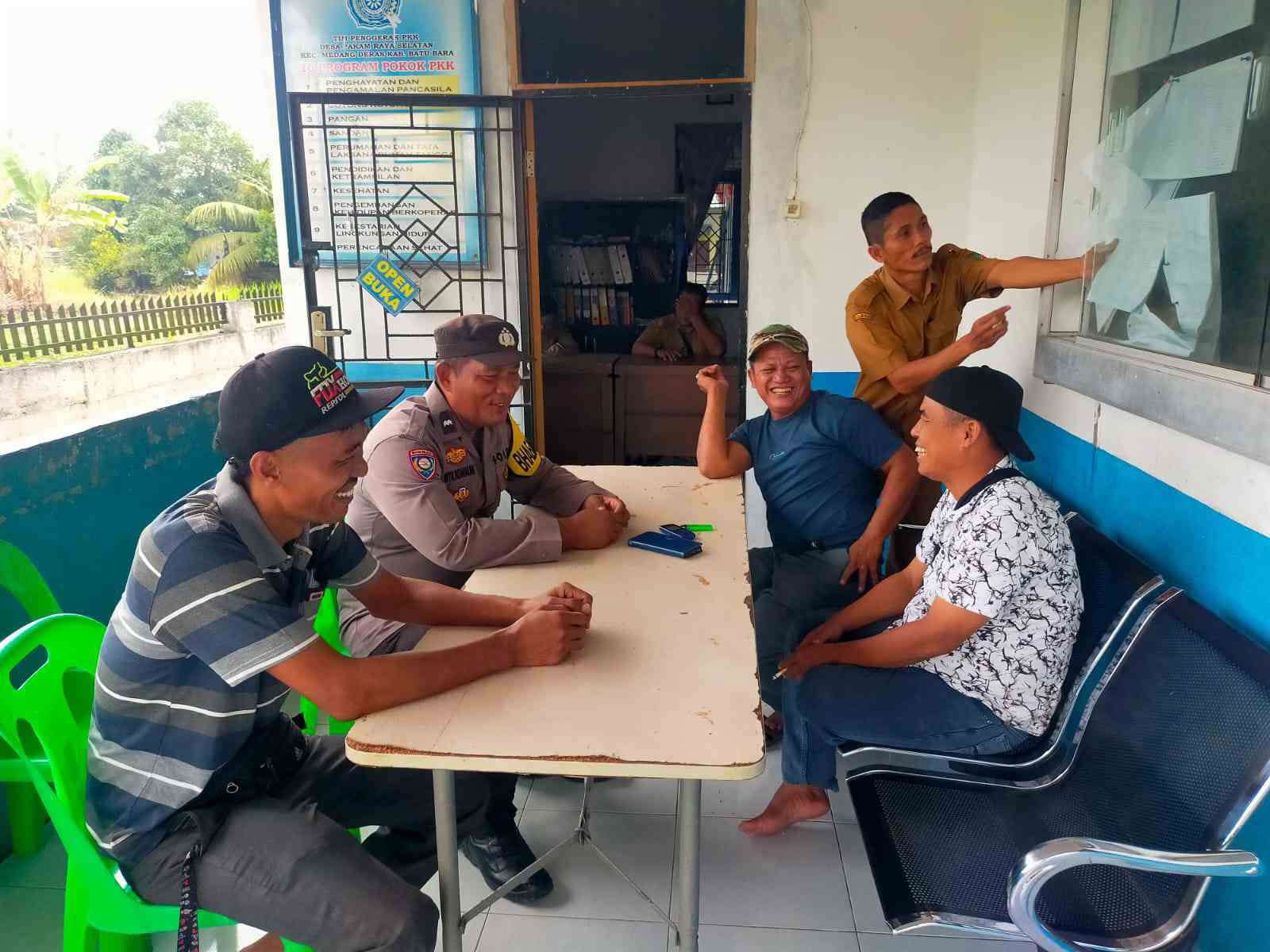 Polsek Medang Deras Gencarkan Sambang dan “Cooling System,” Bhabinkamtibmas Edukasi Masyarakat Desa Pakam Raya Selatan tentang Kamtibmas