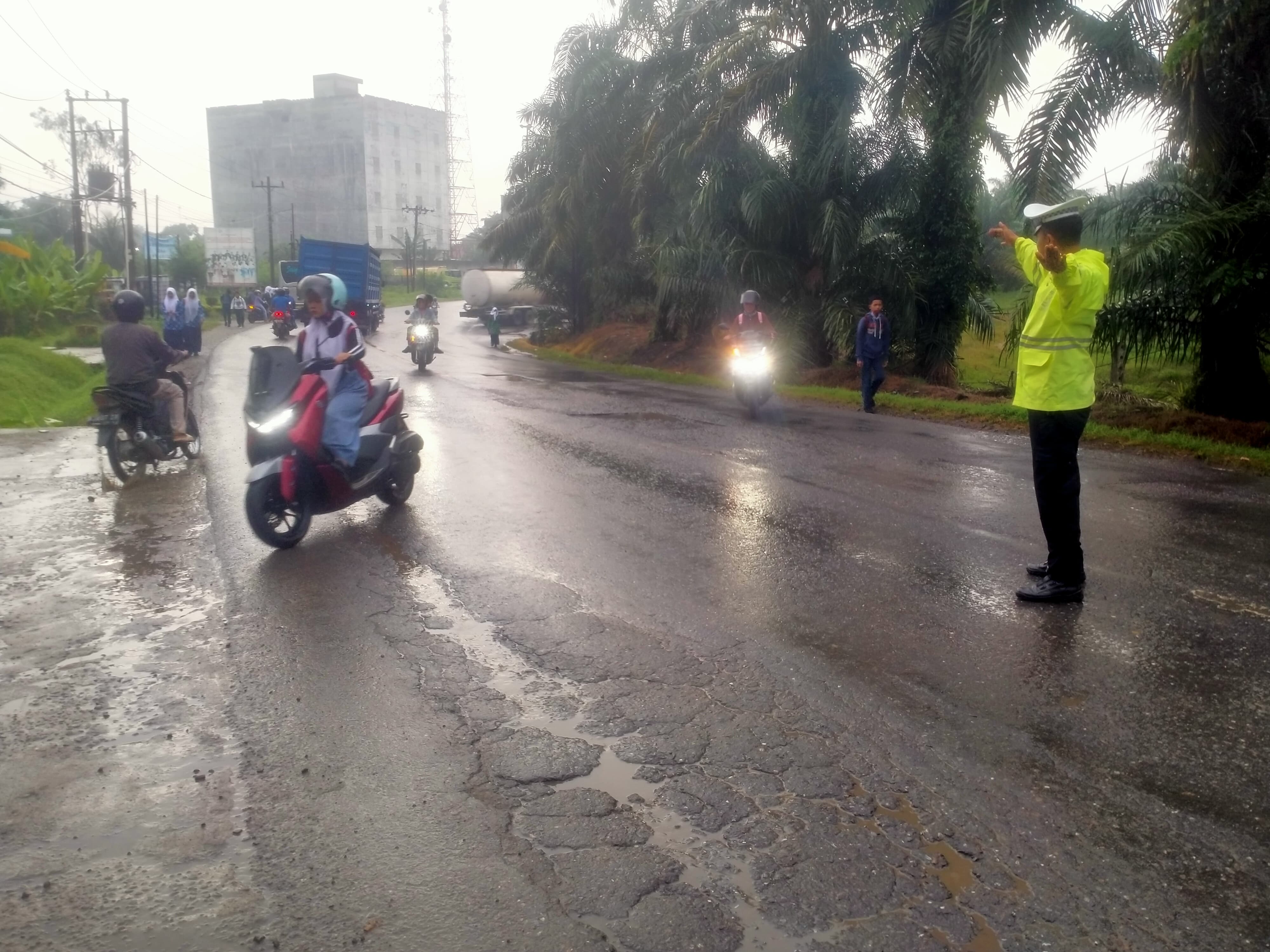Tak Surutkan Semangat, Sat Lantas Polres Batu Bara Tetap Atur Lalu Lintas Pagi Meski Diguyur Hujan