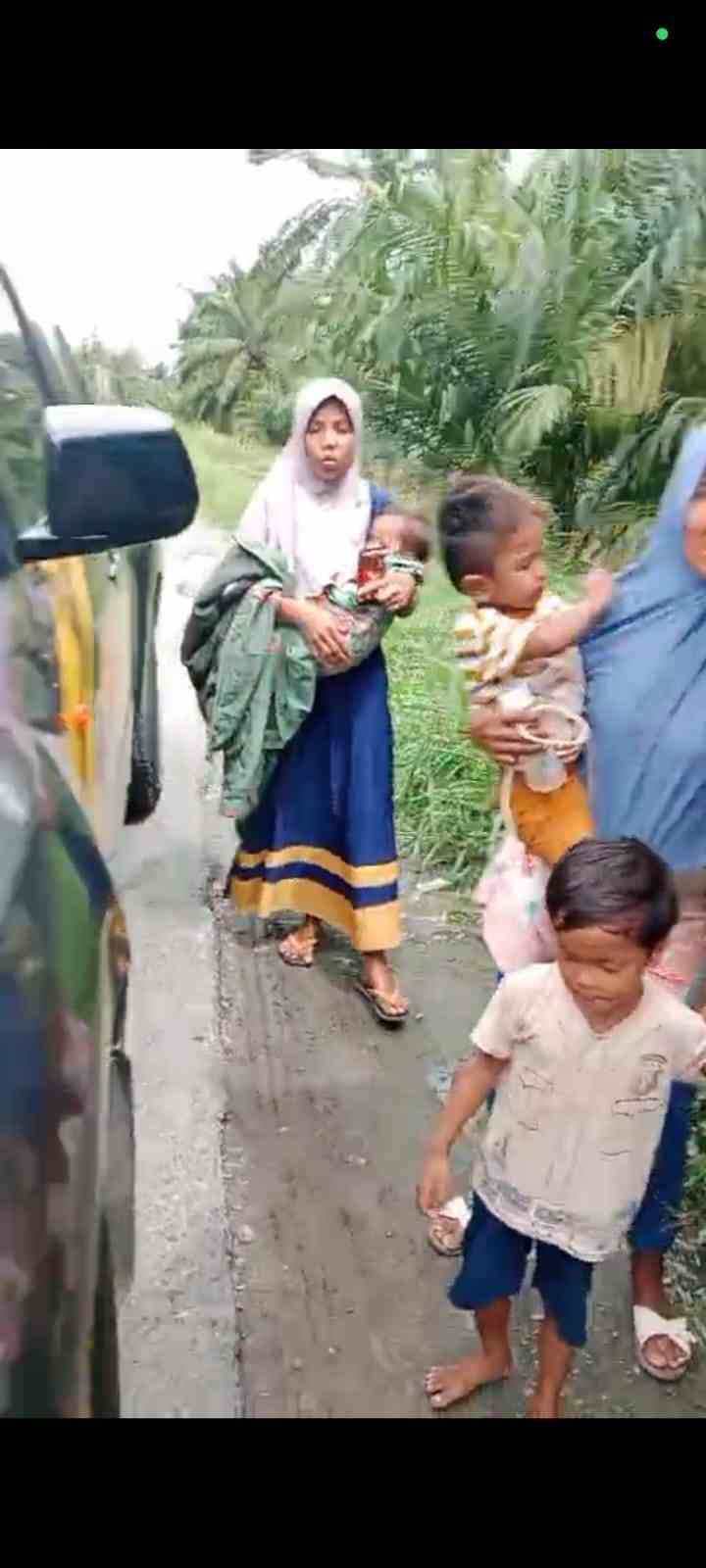 Polres Batu Bara Ulurkan Tangan, Bantu Ibu dan Anak yang Sakit di Tengah Jalan