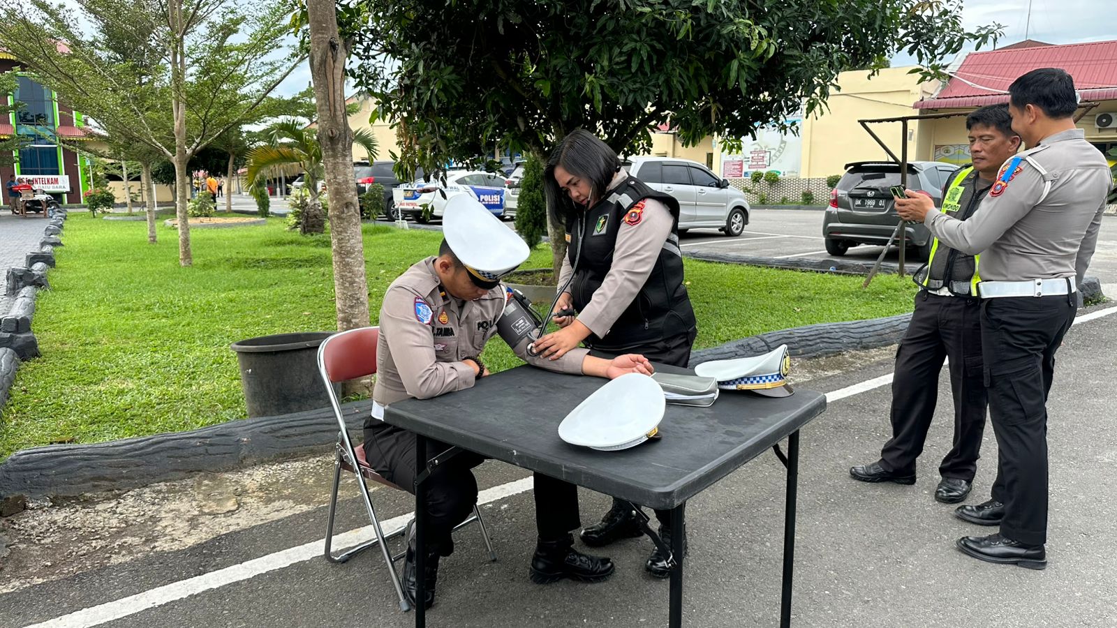 Sub Satgas Dokkes Polres Batu Bara Periksa Kesehatan Personel Operasi Zebra Toba 2025