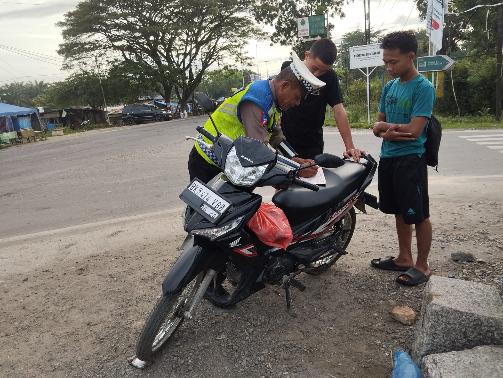 Satlantas Polres Batu Bara Gencar Sosialisasi dan Penindakan Selama Operasi Zebra Toba 2025 di Jalinsum Sei Bejangkar