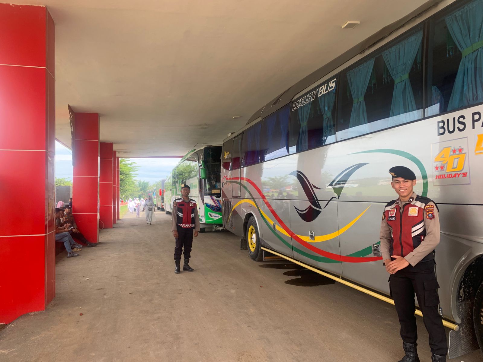 Polres Batu Bara Amankan Keberangkatan Jamaah Zikir Akbar Nasional di Kantor Bupati