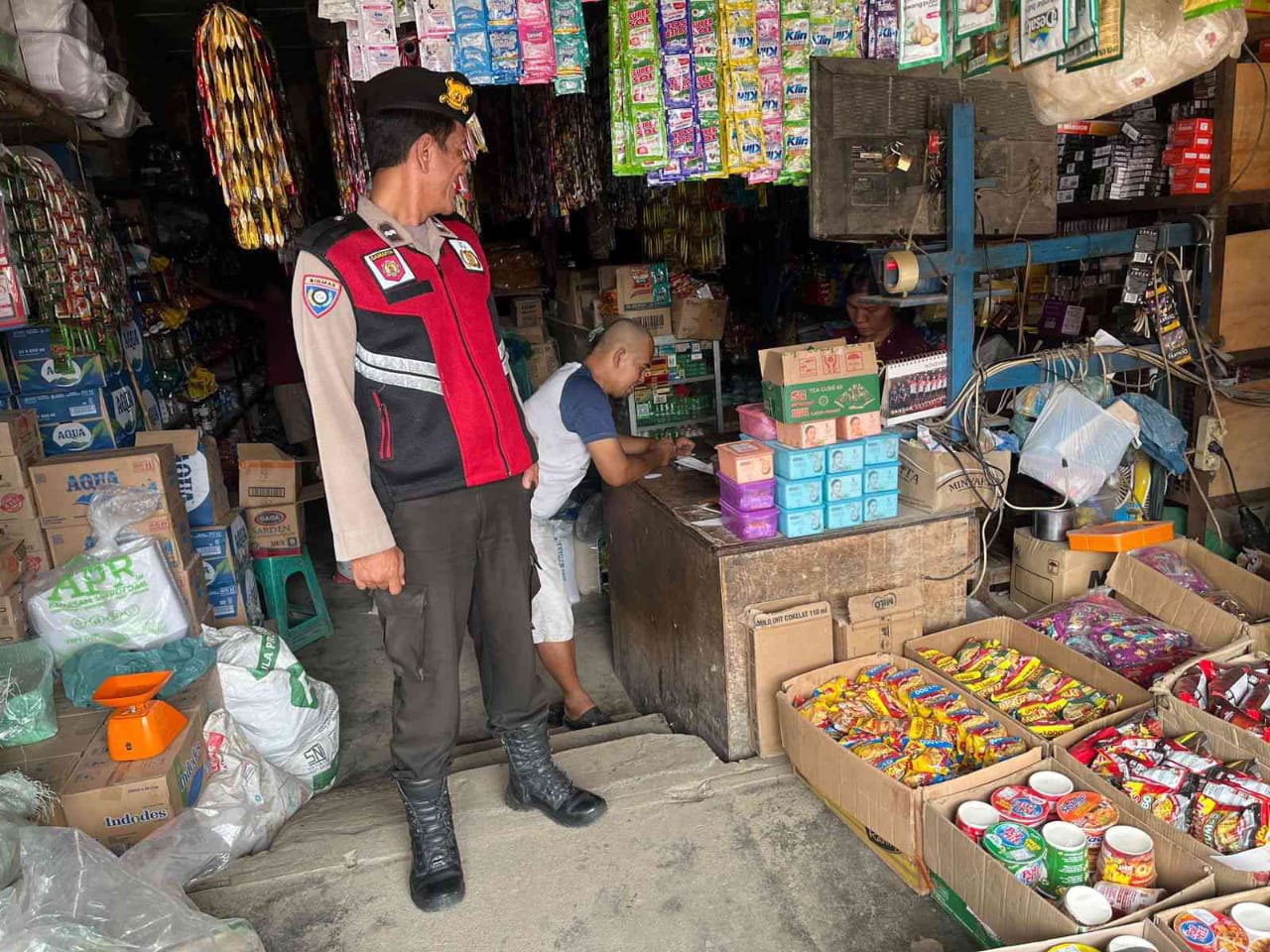 Sat Samapta Polres Batu Bara Giatkan Cooling System, Ciptakan Rasa Aman dan Sampaikan Pesan Kamtibmas di Pasar Limapuluh