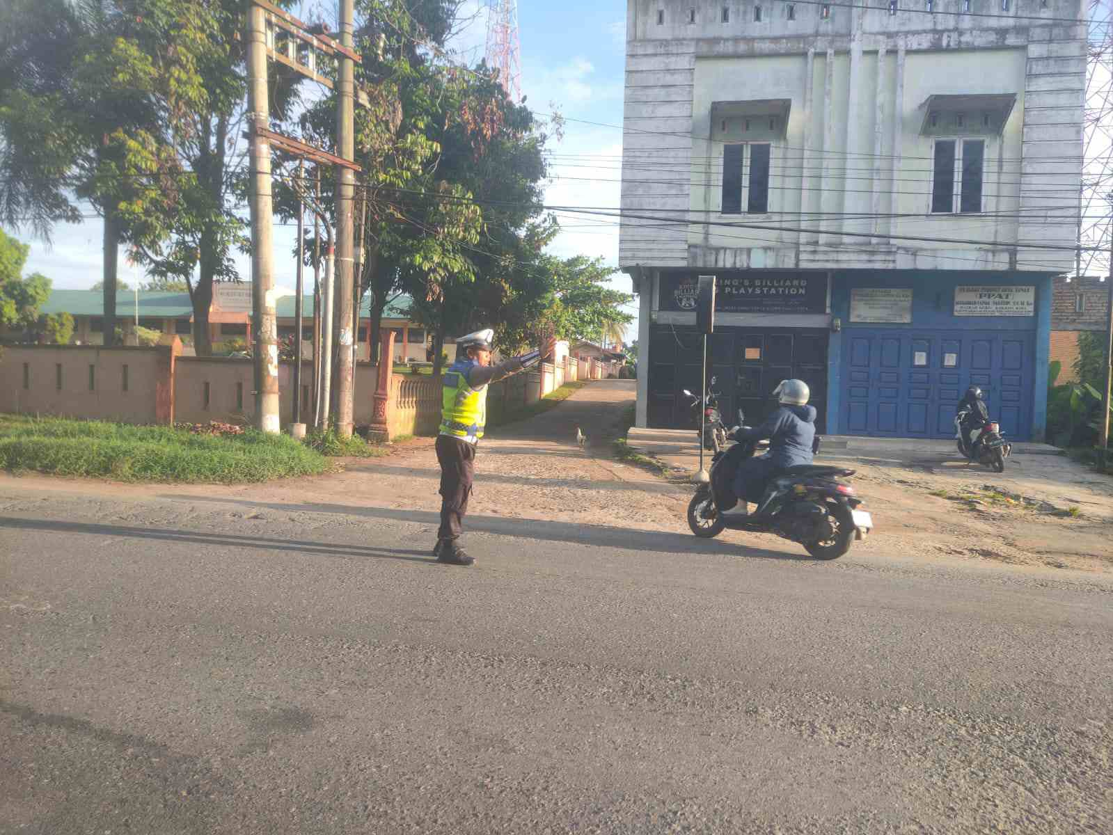 Sat Lantas Polres Batu Bara Gelar Strong Point Pagi di Simpang MTs Lima Puluh dalam Ops Zebra Toba 2025