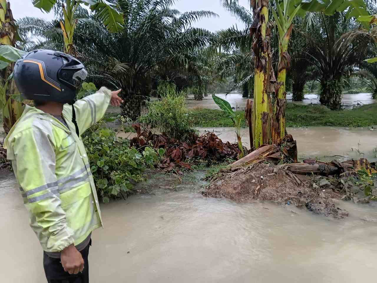 Polsek Lima Puluh Cek Lokasi Banjir di Desa Antara Akibat Curah Hujan Ekstrem