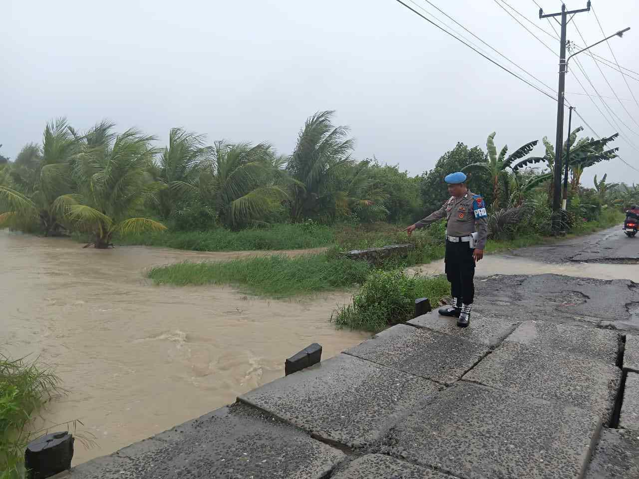 Kapolsek Medang Deras Pimpin Pengecekan Debit Air, Imbau Warga Waspada Banjir