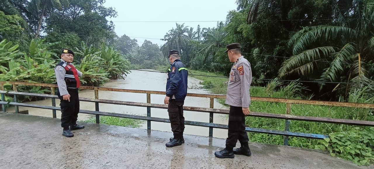 Polsek Lima Puluh Patroli dan Cek Lokasi Rawan Banjir Akibat Curah Hujan Ekstrem