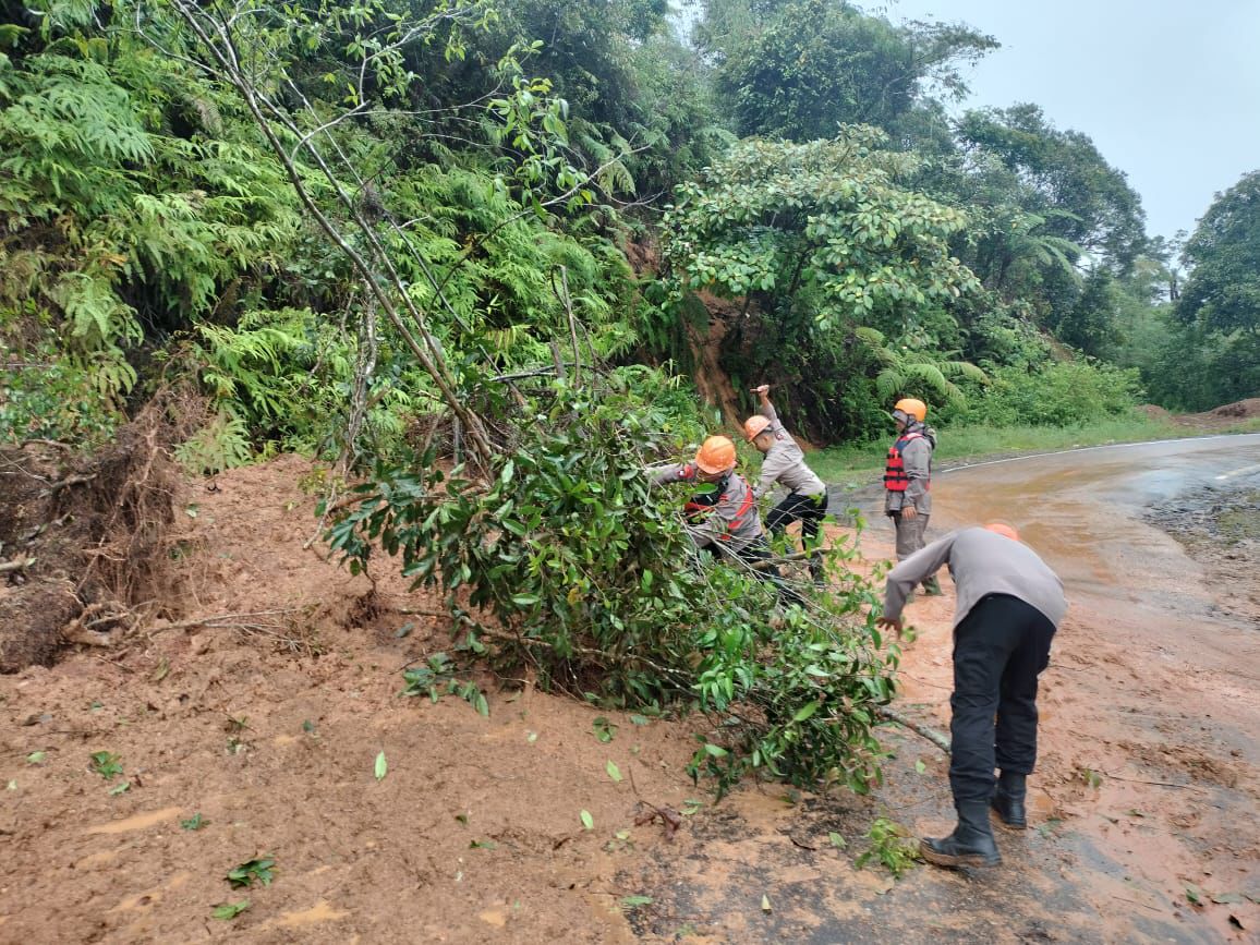 Personel Brimobda Polda Sumut, Evakuasi Korban dan Berhasil Buka Jalur Lintas Taput-Tapteng yang Tertutup Longsor