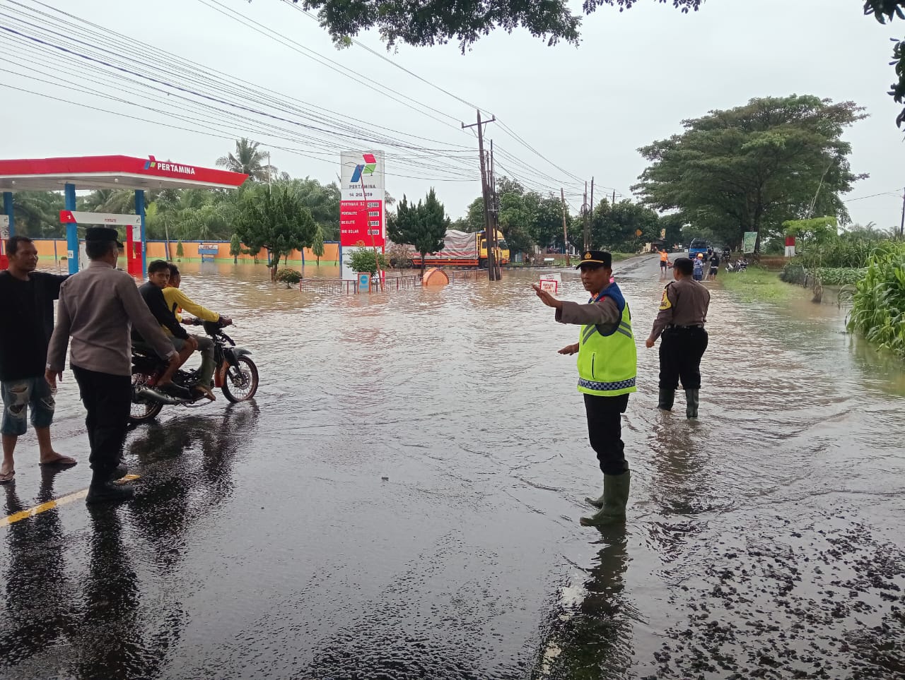 Polsek Indrapura Pantau Banjir di Jalinsum Tanjung Seri Akibat Curah Hujan Ekstrem