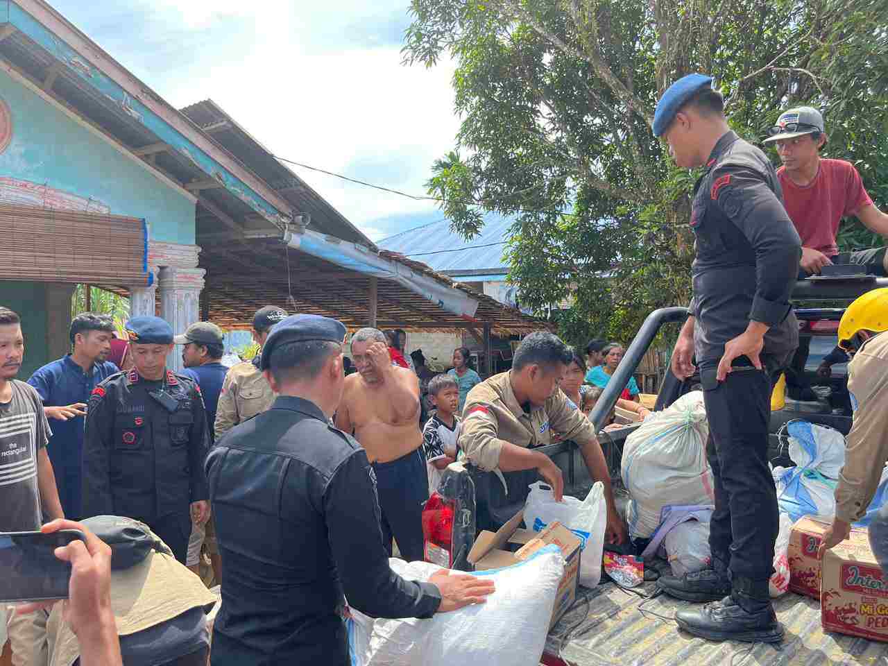 Brimob Polda Sumut Bersama Relawan Mapel Indonesia Salurkan Bantuan Sembako untuk Warga Terdampak Bencana di Sibolga–Tapteng