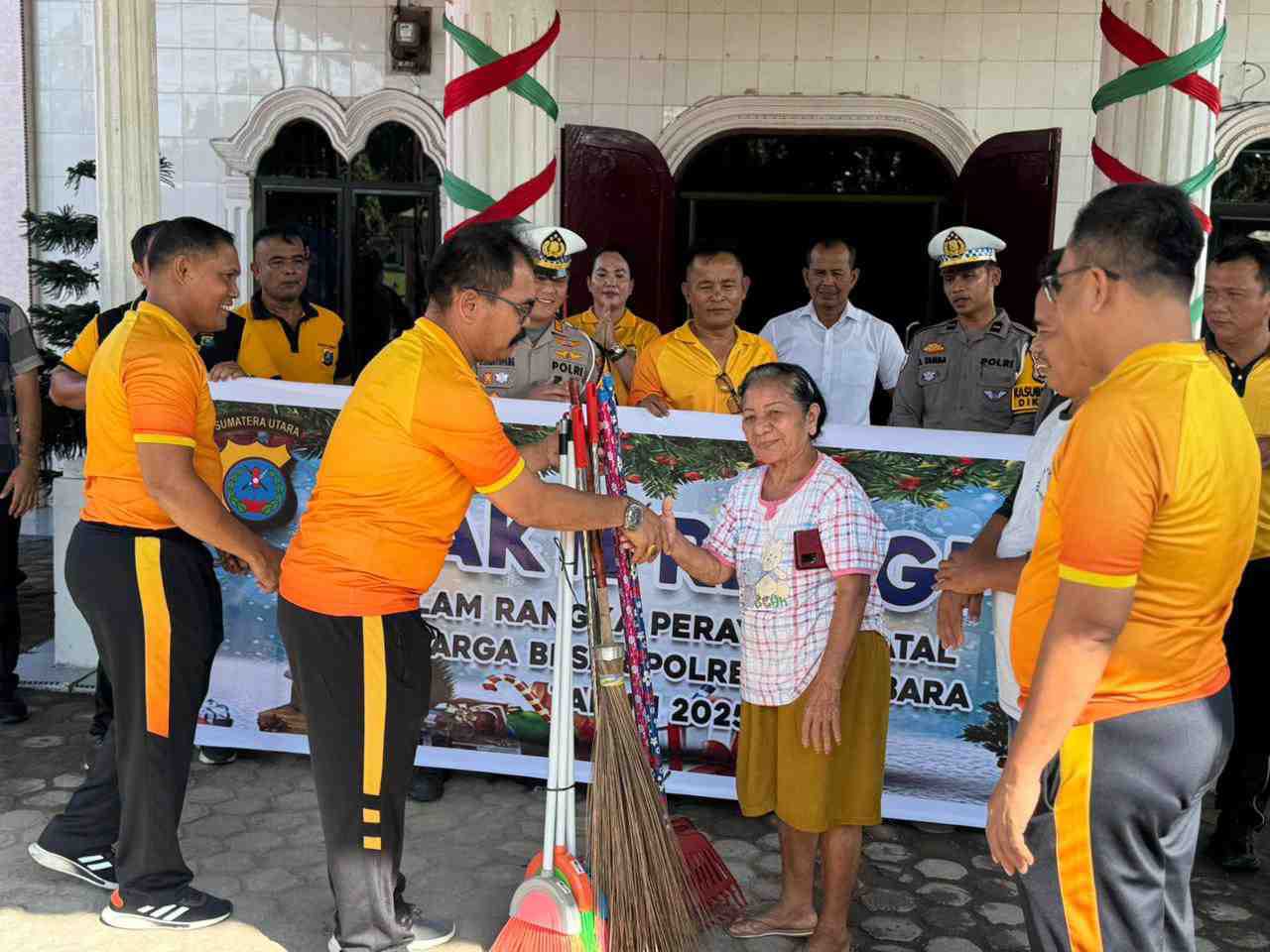 Polres Batu Bara Gelar Bakti Religi Sambut Natal 2025, Pererat Kerukunan Umat Beragama Lewat Aksi Sosial di Mesjid dan Gereja