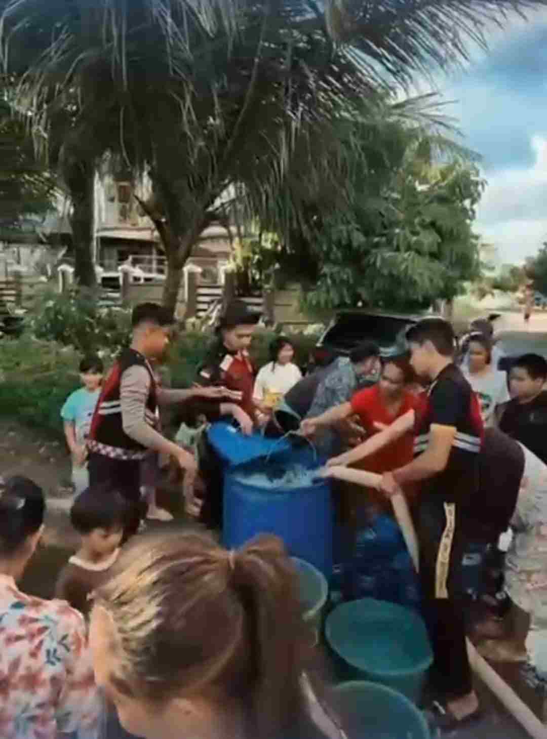 Direktorat Samapta Polda Sumatera Barat Salurkan Bantuan Air Bersih Pasca Bencana