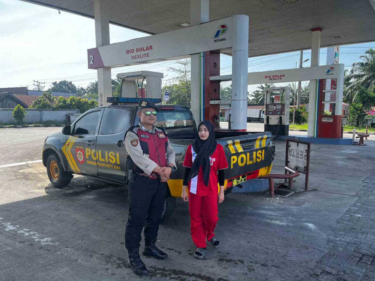 Sat Samapta Polres Batu Bara Atur Lalu Lintas di SPBU Sumber Padi, Prioritaskan Pengendara dan Larang Pembelian Jerigen