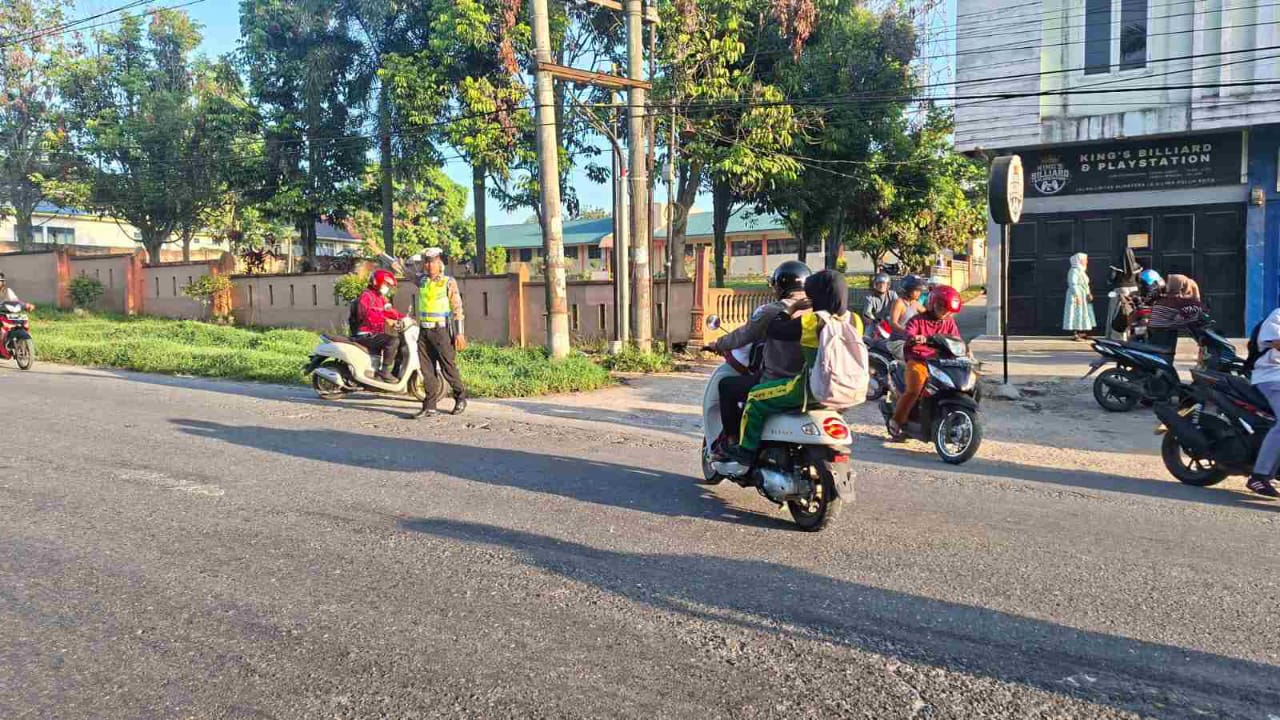 Sat Lantas Polres Batu Bara Aktif Atur Lalu Lintas Pagi, Tindak Tegas Pelanggar Demi Kamseltibcarlantas