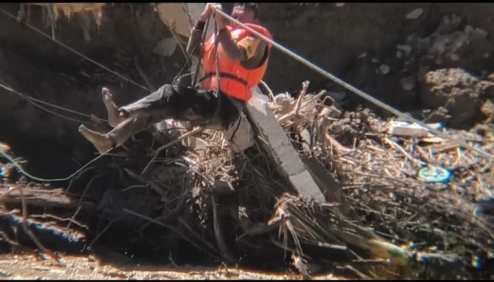 Personel Polres Gayo Lues Jatuh ke Sungai Saat Bantu Evakuasi Warga Sakit, Berhasil Selamat dan Evakuasi Dilanjutkan