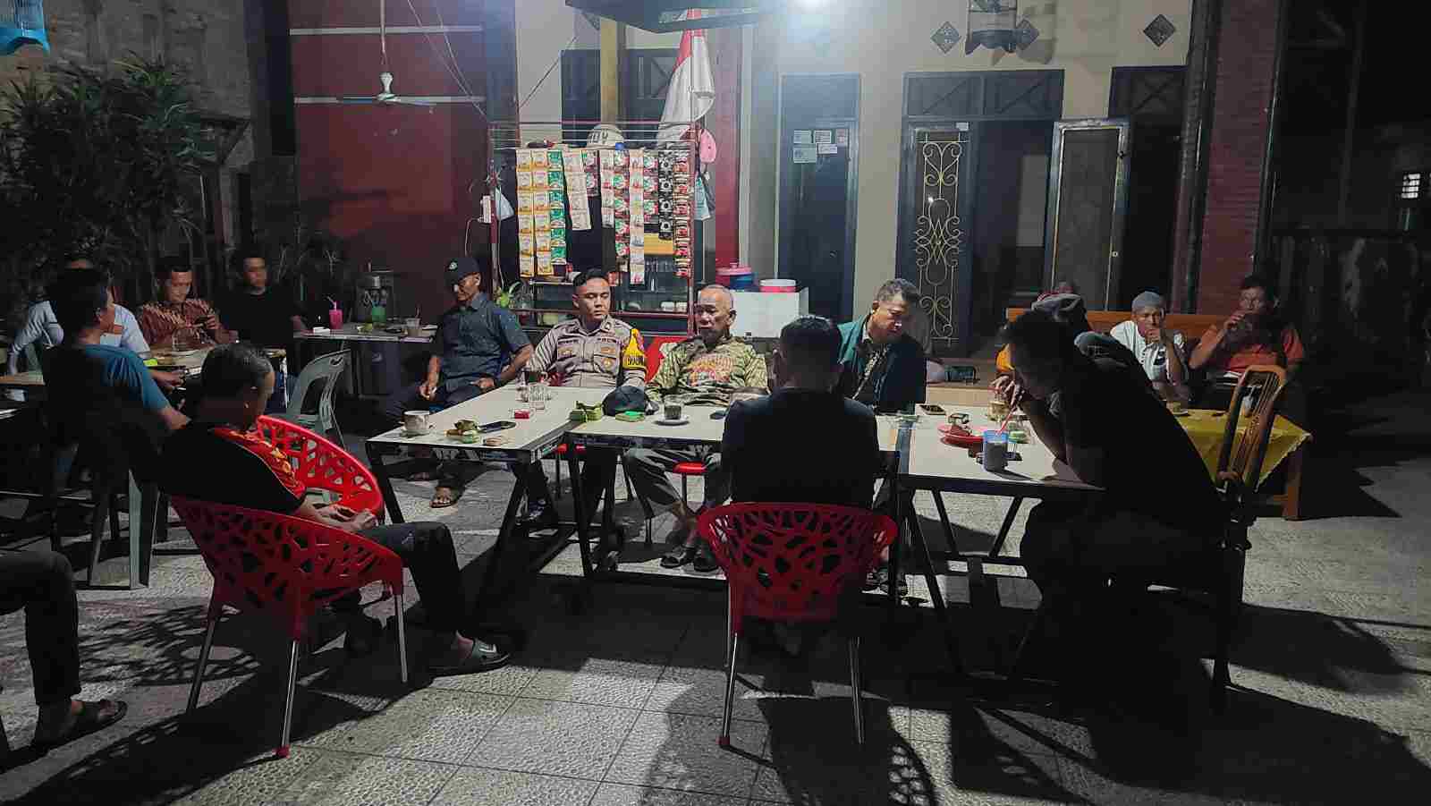 Bhabinkamtibmas Polsek Labuhan Ruku Sambangi Kades Sei Balai, Jaga Harkamtibmas dan Sosialisasi Anti-Hoax