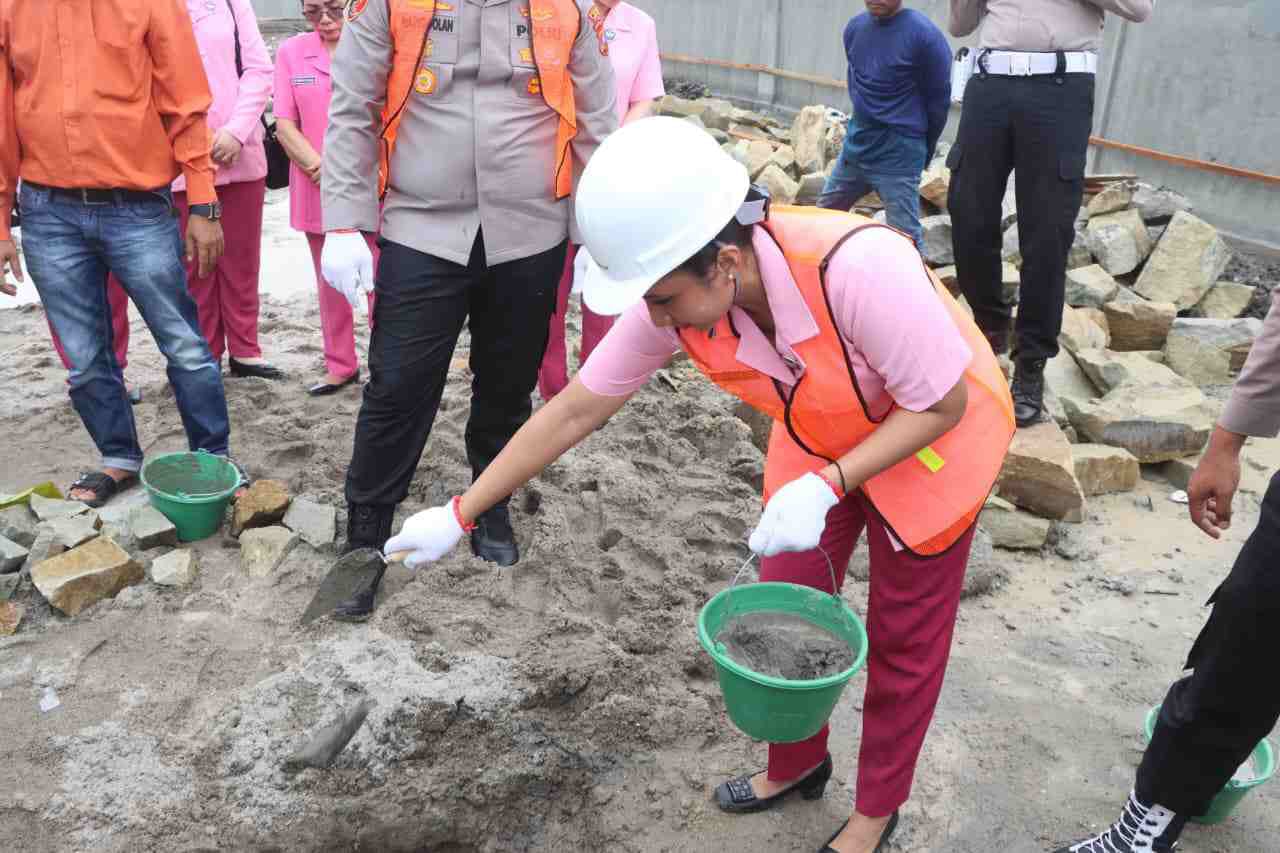 Kapolres Batu Bara Letakkan Batu Pertama Pembangunan MBG di Desa Lalang, Berbagi Kebahagiaan dengan Anak Yatim