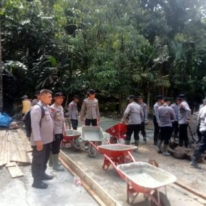 Polri Bersama Pemda Bangun Hunian Sementara bagi Pengungsi di Pesisir Selatan