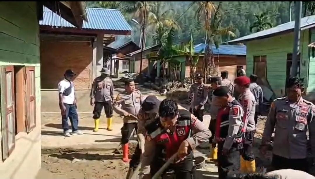 Polres Gayo Lues dan Brimob Polda Aceh Bersihkan Lumpur dan Material Kayu Pascabanjir Bandang