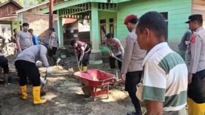 Polres Gayo Lues dan Brimob Polda Aceh Bersihkan Lumpur dan Material Kayu Pascabanjir Bandang