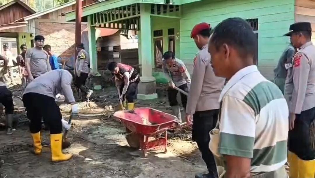 Polres Gayo Lues dan Brimob Polda Aceh Bersihkan Lumpur dan Material Kayu Pascabanjir Bandang