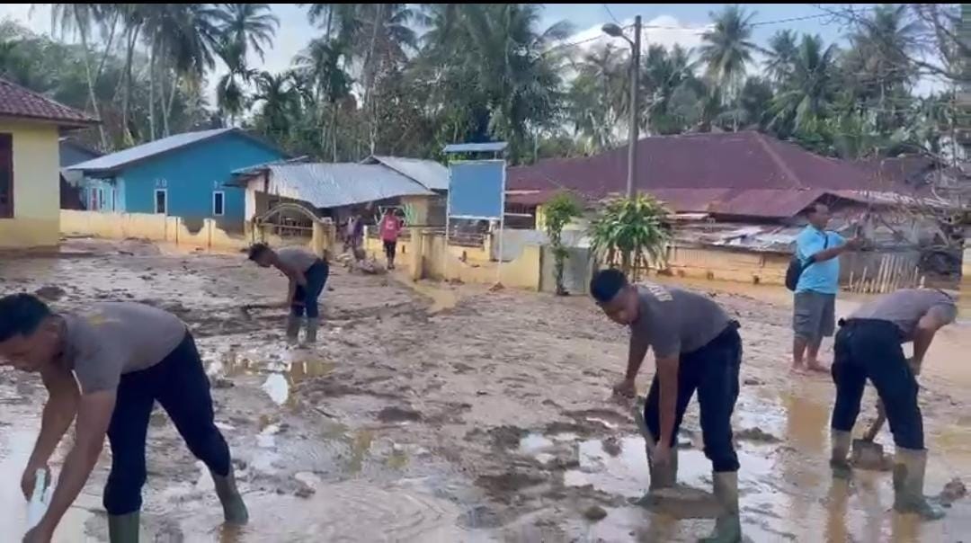 Brimob Polda Sumatera Utara Lakukan pembersihan di Gereja Hutanagodang Pasca Bencana