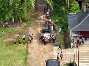 ‎Personel Brimob Polda Sumbar Pastikan Layanan Komunikasi dan Internet Lancar di Posko Kemanusiaan Agam