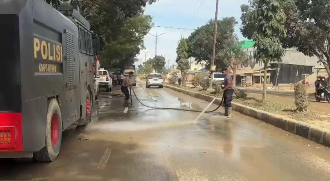 Polri Bersihkan dan Siram Jalan Protokol di Aceh Tamiang untuk Kurangi Debu Pascabanjir