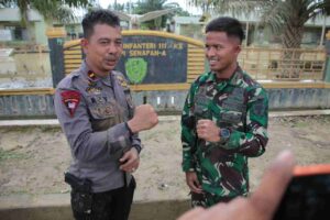 Polri Bantu Kuras Air Yang Merendam Kompi Senapan A Yonif 111 / Karma Bakti, Aceh Tamiang