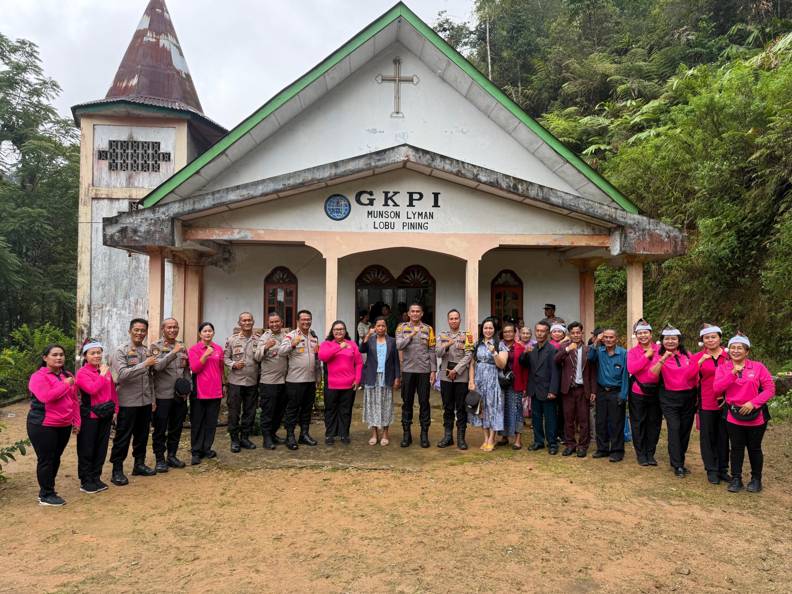 Polres Tapteng Rayakan Natal 2025 Bersama Pengungsi Korban Bencana di GOR Pandan