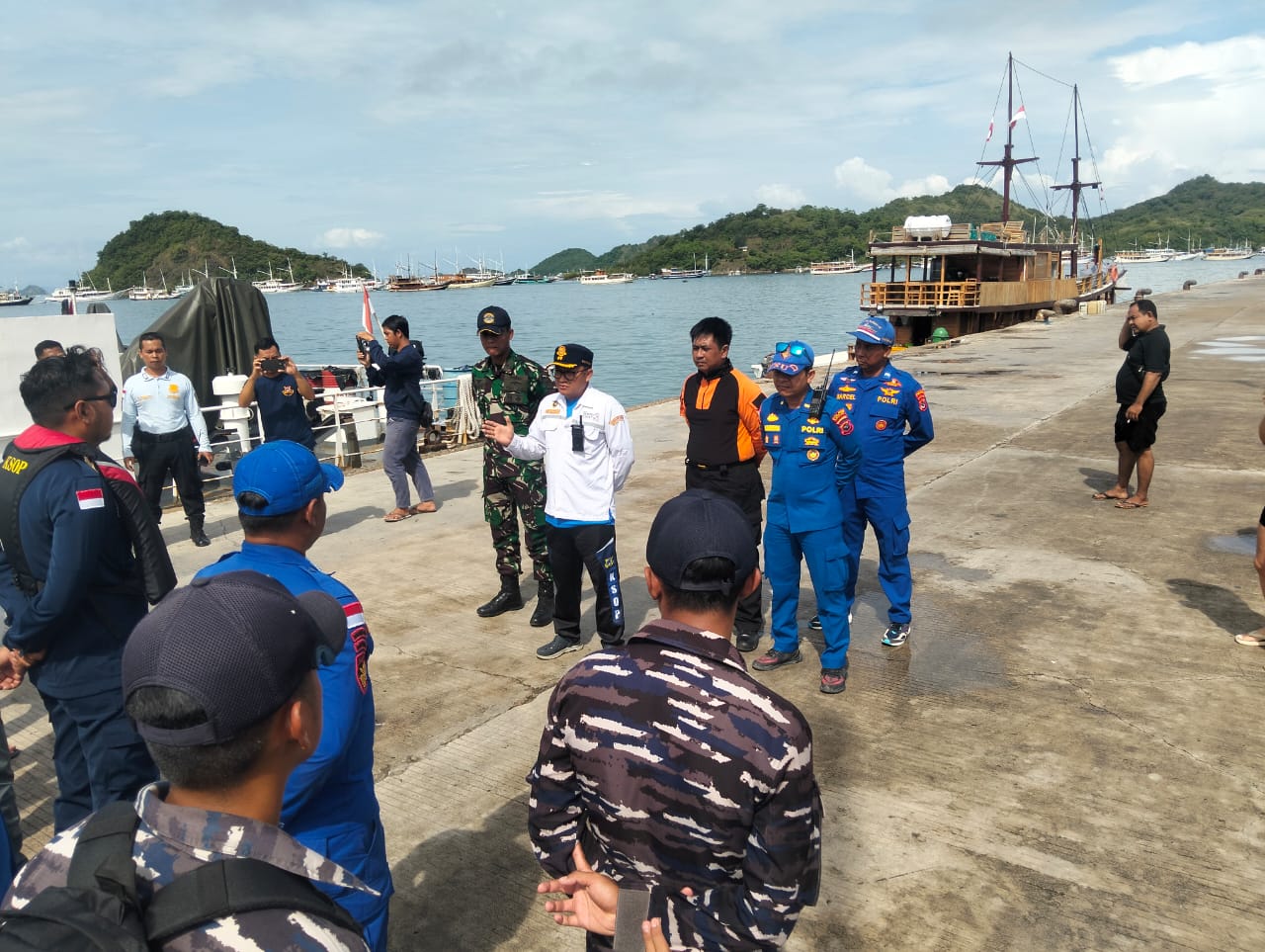 Tim Gabungan Sisir Selat Padar Cari Korban Kapal Wisata KM Putri Sakinah yang Tenggelam