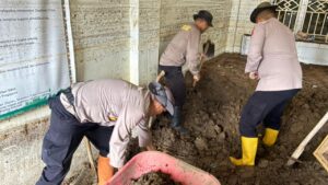 Polres Bener Meriah Gotong Royong Bersihkan Dayah Pascabencana